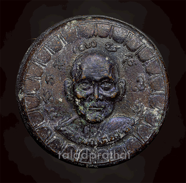 ตลับยาหม่อง หลังหนังเสือ พิมพ์เล็ก หลวงพ่อเต๋ คงทอง วัดสามง่าม ปี 2518